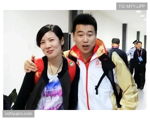 刷到庞伟的生活照，球场严肃到像教材，私下却像富豪日常，我心态崩了